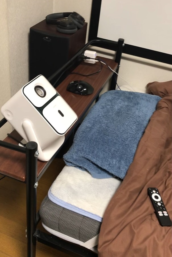 ベッドのテーブルに置いて天井に向けてセット